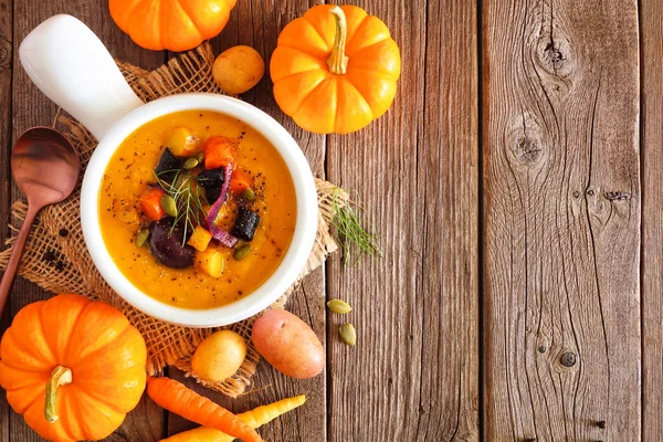 Herbstgebratene Gemüsesuppe Einer Zwiebelsuppenschale Herbst Food Konzept Über Der Ansicht — Stockfoto