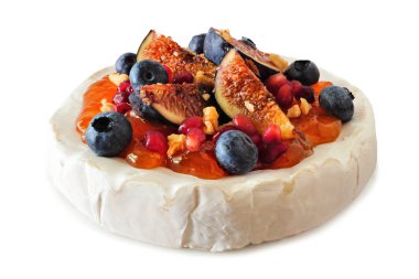 Üzerinde incir ve reçel, yaban mersini, nar ve fındık olan fırında peynir aperatifi. Beyaz arkaplanda izole edilmiş yan görünüm.