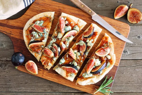 Pizza Autunnale Con Fichi Cipolle Caramellate Formaggio Blu Rosmarino Vista — Foto Stock
