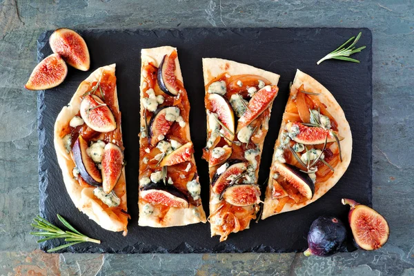 Pizza Autunnale Con Fichi Cipolle Caramellate Formaggio Blu Rosmarino Vista — Foto Stock