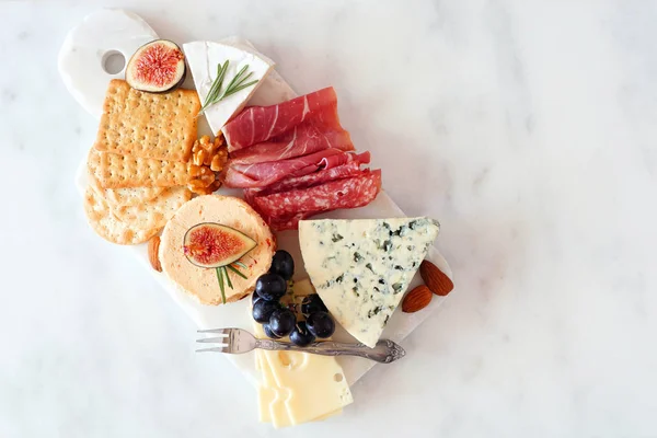 Piatto Antipasto Con Formaggi Assortiti Salumi Vista Dall Alto Uno — Foto Stock