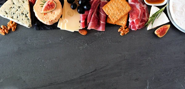 Formaggi Assortiti Antipasti Carne Bordo Superiore Sopra Visualizzare Banner Uno — Foto Stock