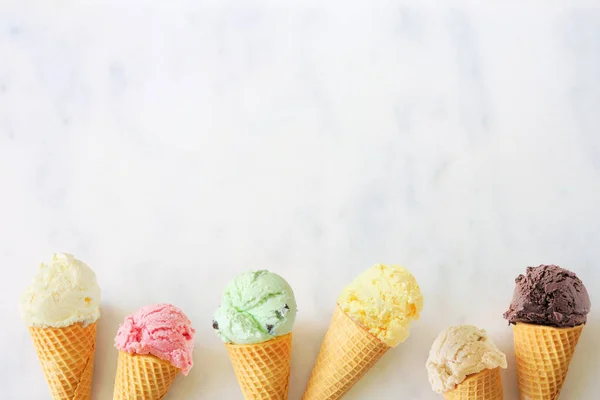 아이스크림 경계에 아이스크림 대리석 배경에 복사용 — 스톡 사진