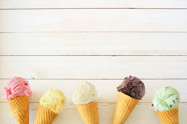 Bordo Inferiore Cono Gelato Con Una Varietà Sapori Vista Dall — Foto Stock