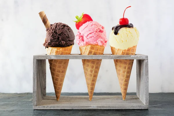 Eiszapfen Sortiment Waffelkegeln Vor Weißem Marmorhintergrund Aromen Von Schokolade Erdbeere — Stockfoto