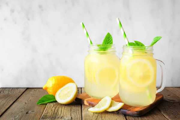 Hemlagad Lemonad Glas Med Citroner Sidovy Ljus Bakgrund — Stockfoto