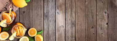 Köşeli soğuk yaz buzlu çay afişi. Koyu ahşap arkaplan üzerindeki üst görünüm kopyalama alanı.