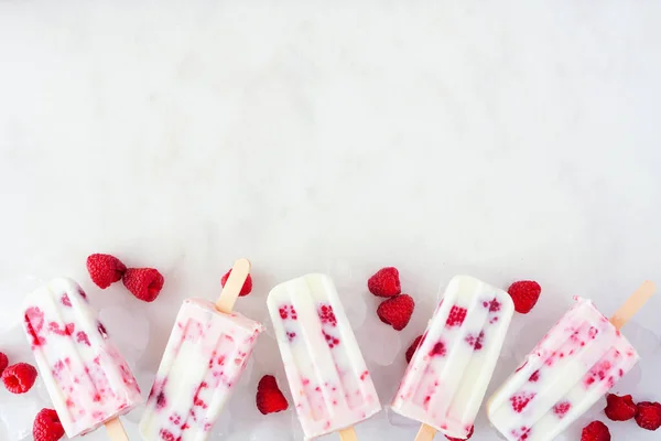 Malinový Vanilkový Jogurt Ledem Dolní Ohraničení Pohledu Shora Dolů Bílém — Stock fotografie