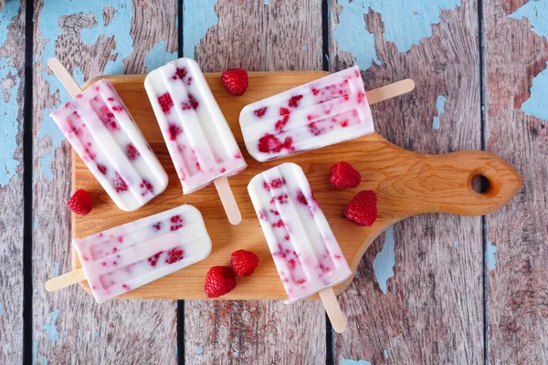 Ghiaccioli Yogurt Alla Vaniglia Lampone Fatti Casa Una Pagaia Legno — Foto Stock