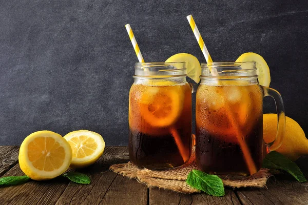 Cold Summer Iced Tea Mason Jars Side View Dark Background — Stock Photo, Image