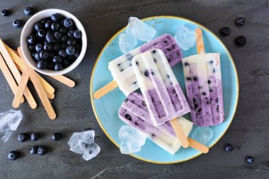 Yabanmersinli vanilyalı yoğurt. Koyu bir arkaplan üzerinde üst görünüm tablo sahnesi.