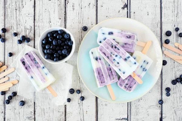 Blaubeeren Vanille Joghurt Eis Knallt Tischszene Von Oben Mit Weißem — Stockfoto