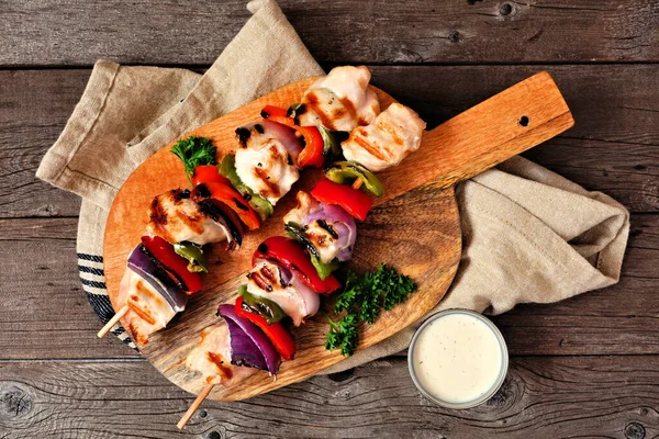 Bbq Chicken Kebabs Grilled Vegetables Serving Board View Rustic Wood — Stock Photo, Image