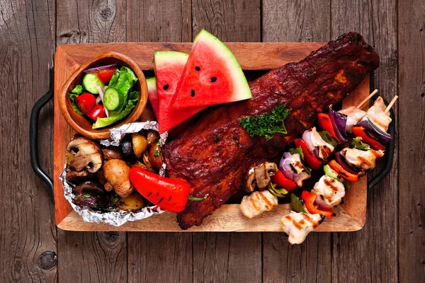 Tablett Mit Sommerlichem Grillgut Rippchen Kebab Gegrilltes Gemüse Wassermelone Und — Stockfoto