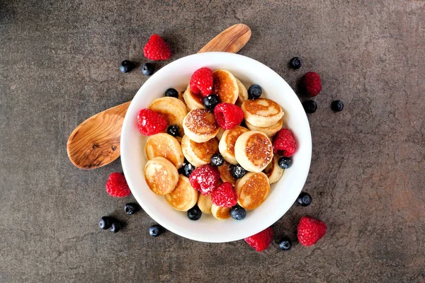 Pannkakor Med Bär Mini Pannkakor Skål Overhead Mot Mörk Sten — Stockfoto