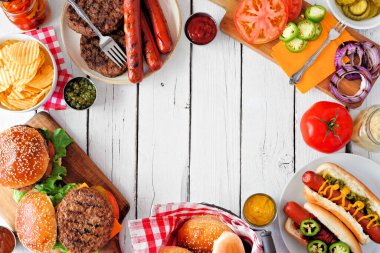 Sosisli ve hamburger büfeli yaz barbekü yemek çerçevesi. Beyaz ahşap arka planda tepeden bakıldığında. Boşluğu kopyala.
