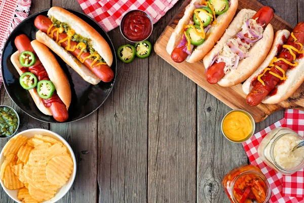 Grillwürstchen Tischszene Overhead Look Mit Dunklem Holzhintergrund Kopierraum — Stockfoto