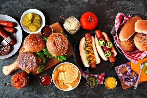 Zomer Bbq Eettafel Met Hotdog Hamburger Buffet Bovenaanzicht Een Donkere — Stockfoto