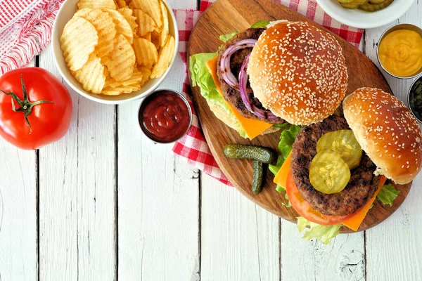 Hamburger Vom Grill Mit Kartoffelchips Overhead Ansicht Tisch Szene Auf — Stockfoto