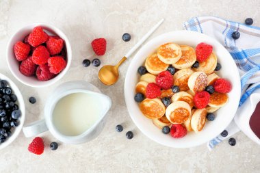 Böğürtlenli mini gözleme gevreği. Masanın üstünde beyaz mermer bir zemin üzerinde. Son moda kahvaltı yemeği konsepti.