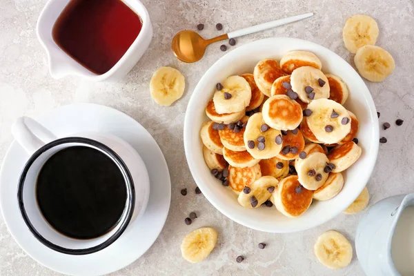 Mini Pannkaka Flingor Med Bananer Och Chokladchips Ovanifrån Tabell Scen — Stockfoto