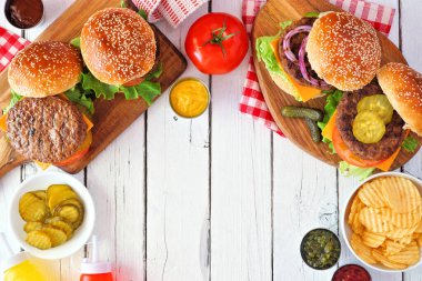 Barbekü hamburger çerçevesi. Beyaz ahşap arka planda en iyi manzara sahnesi. Boşluğu kopyala.