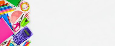 Okul malzemeleri yan sınırda. Beyaz bir arkaplan üzerinde üst görünüm. Uzayı kopyala Okul konseptine dönelim..