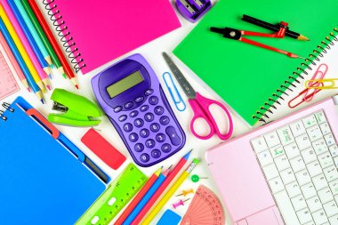 Okul, beyaz bir arkaplan üzerinden üst görüş masası manzarası sağlıyor. Okul konseptine dönelim..