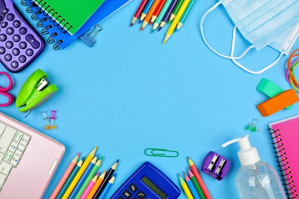 Material Escolar Artículos Prevención Covid Marco Sobre Fondo Papel Azul — Foto de Stock