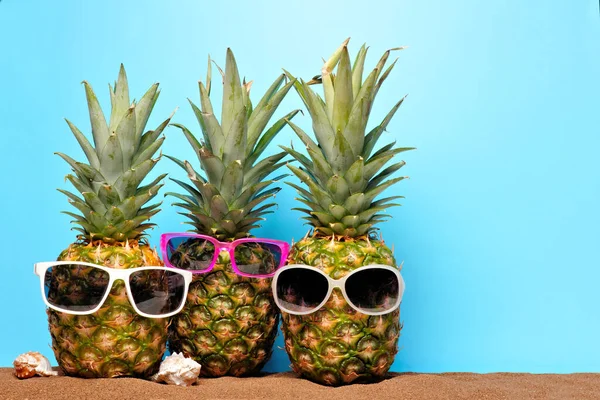 Groupe Ananas Avec Des Lunettes Soleil Dans Sable Sur Fond — Photo