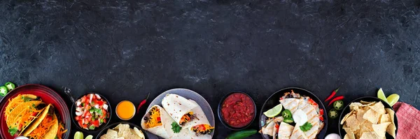 メキシコ料理の境界線暗い旗の背景の上からの眺め タコス ブリトー ケサディラ ナチョス スペースのコピー — ストック写真
