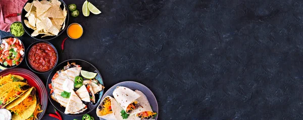 メキシコ料理のコーナーの境界線暗いバナーの背景の上から下のビュー タコス ケサディラ ブリトー ナチョス スペースのコピー — ストック写真
