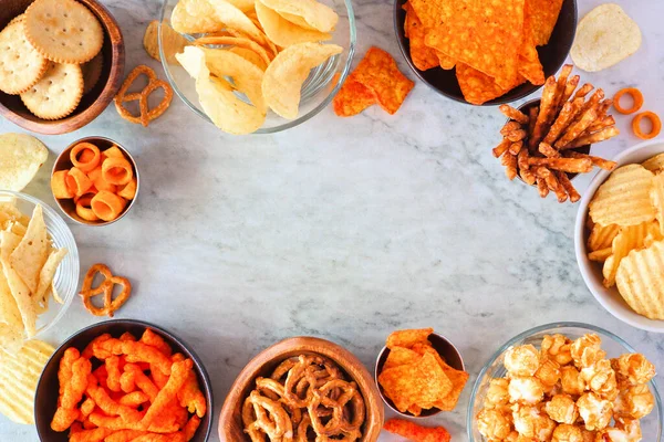 Gemischte Salzige Snacks Umrahmen Mit Kopierraum Draufsicht Auf Grauem Steinhintergrund — Stockfoto