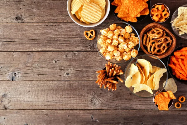 Verschiedene Salzige Snacks Eckrand Mit Kopierraum Draufsicht Auf Rustikalem Holz — Stockfoto