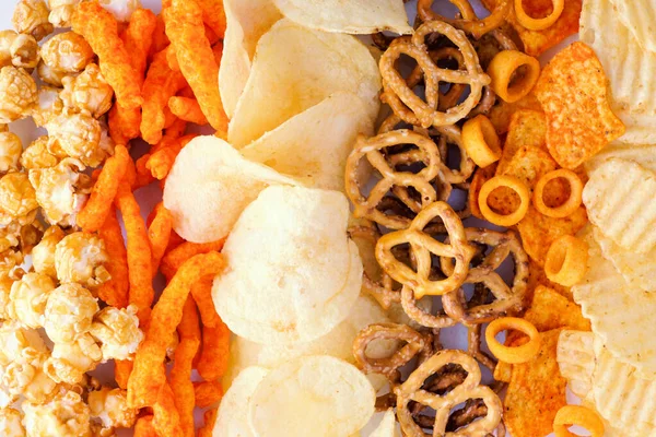 Fundo Completo Vários Lanches Salgados Incluindo Pipocas Batatas Fritas Pretzels — Fotografia de Stock