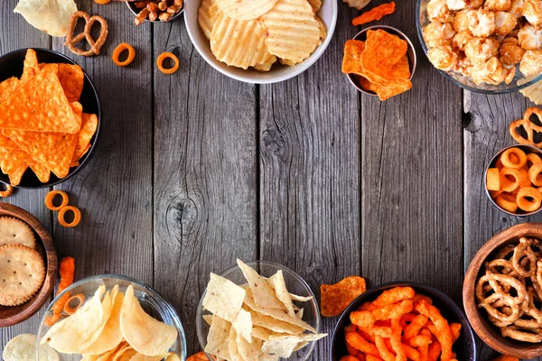 Tuzlu çerez koleksiyonu. Fotokopi alanı ile çerçevele. Kırsal ahşap arka planda manzaranın üstünde.