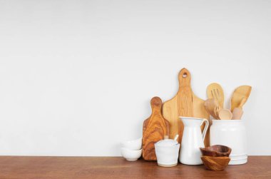 Mutfak gereçleri ve mutfak aletleri ahşap bir rafta ya da arka planda fotokopi alanı olan beyaz bir duvara karşı. Ev mutfağı yemek dekorasyonu.