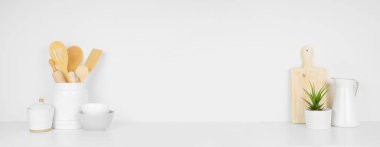 Mutfak eşyaları ve aletler beyaz bir rafta ya da tezgahta. Beyaz arka planı ve kopyalama alanı olan pankart. Mutfak dekorasyonu..