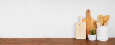 Mutfak eşyaları ve mutfak gereçleri ahşap bir rafta ya da tezgahta. Beyaz arka planı ve kopyalama alanı olan pankart. Mutfak dekorasyonu..