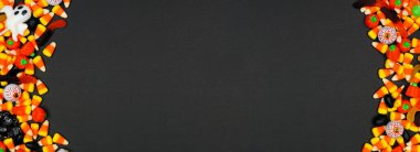 Cadılar Bayramı şekerleri çift taraflı. Kopyalama alanı olan siyah bir arkaplanda en üstteki görünüm.