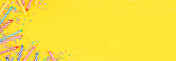 Şeker Parçacıklı Doğum Günü Pastası Mumları Sarı Arka Planda Köşeli — Stok fotoğraf