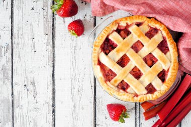 Çilekli raventli turta. Üst köşe kenarı, beyaz ahşap arka plan ve fotokopi alanı. Sonbahar yemekleri konsepti.