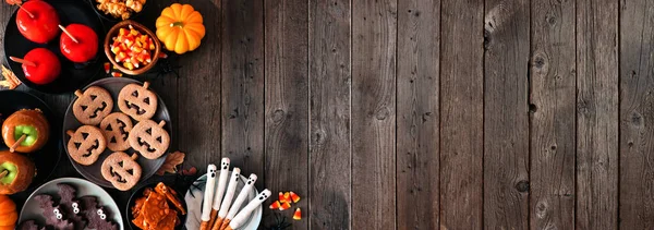 Köy Cadılar Bayramı 'nda köşe sınırında siyah ahşap bir afişin üzerinde fotokopi alanı var. Üst Manzara. Elma şekeri, kurabiye, şeker ve şeker çeşitleri.