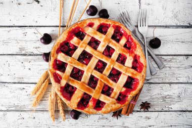 Ev yapımı ev yapımı vişneli turta ve örgü pastası. Beyaz ahşap zemin üzerinde üst görünüm.