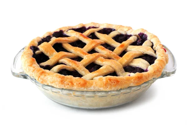 Beyaz arka planda izole edilmiş örgü pastalı ev yapımı yabanmersinli turta. Yan görünüm.