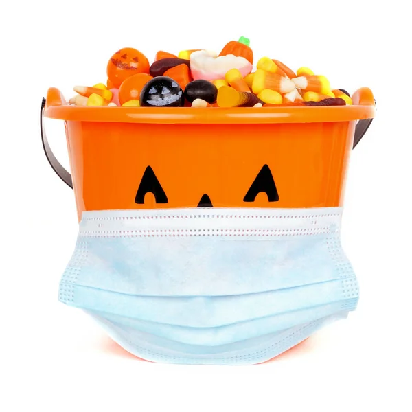 Cubo Halloween Jack Lantern Con Caramelo Mascarilla Aislados Sobre Fondo —  Fotos de Stock