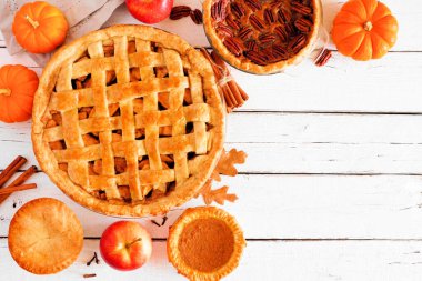 Ev yapımı sonbahar turtaları. Elma, kabak ve ceviz. Kopya alanı olan beyaz ahşap arkaplan üzerindeki üst görünüm kenarı.