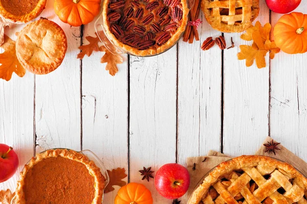 Ev yapımı sonbahar turtaları. Balkabağı, elma ve ceviz. Kopya alanı olan beyaz ahşap bir arkaplan üzerinde çift kenarlık genel görünüm.