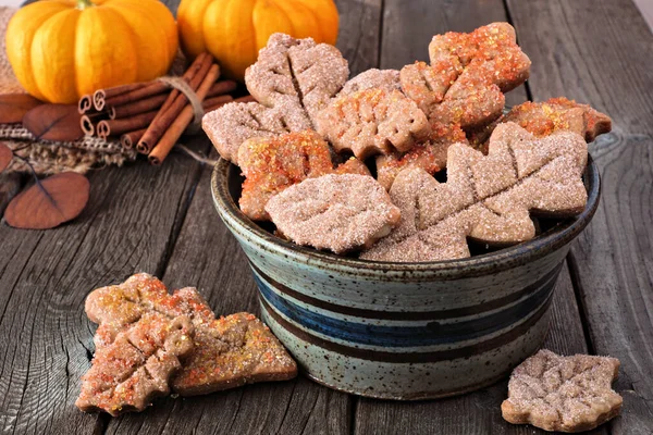 Baharatlı yaprak kurabiyeli sonbahar masası sahnesi. Kırsal ahşap zemin ile yan görünüm.