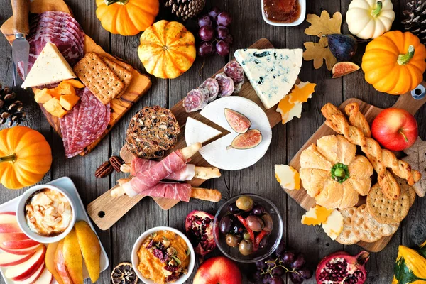 Herbst Thema Wursttischszene Vor Dunklem Holzhintergrund Verschiedene Käse Und Fleischvorspeisen — Stockfoto